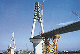 当時建設中の主塔（首都高速道路公団ＨＰより）