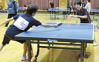 鶴見区民卓球大会 安宅さん・岡本さんが優勝 スポセンでの激戦制す