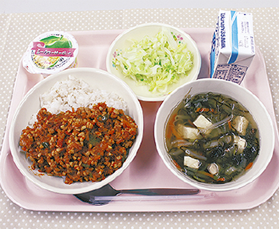 平安小児童 区長とお祝い給食に舌鼓 各小で90周年特別メニュー | 鶴見
