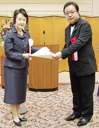 林市長から称号が授与された