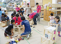 夢中でワゴンを作る親子