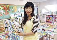 「絵本はすべての世代が楽しめる」（サレジオ学院幼稚園で17日撮影）