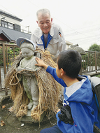 児童見守る金次郎