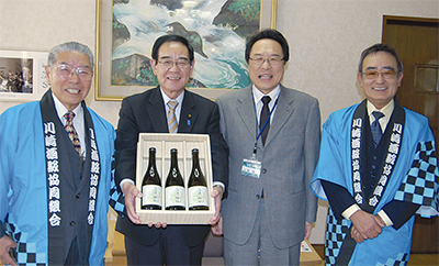 高津の梅酒、市長に贈呈