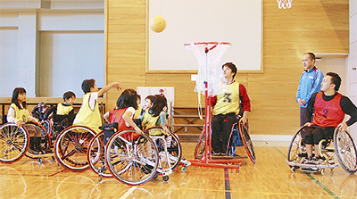 車椅子バスケ選手と交流