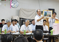 住民に説明する職員ら