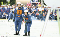 目標に照準を合わせる団員ら