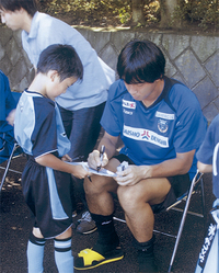 憧れの選手にサインをもらう参加者