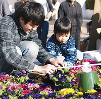 学生と子どもたちの手で花時計が完成した