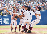 勝利の瞬間、マウンドに駆け寄る桐光ナイン