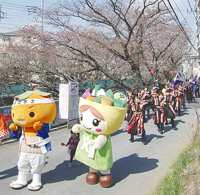 麻生川桜並木をパレード