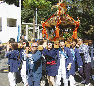 例大祭で伝統の神輿