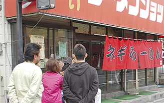 回転率抜群。行列でもすぐ食べられる
