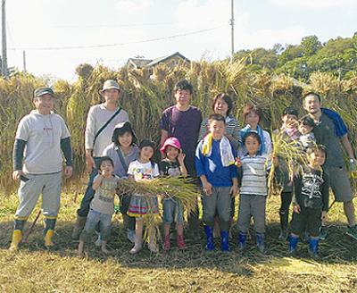 25人がお米の収穫体験