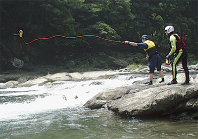 道志川で水難救助訓練
