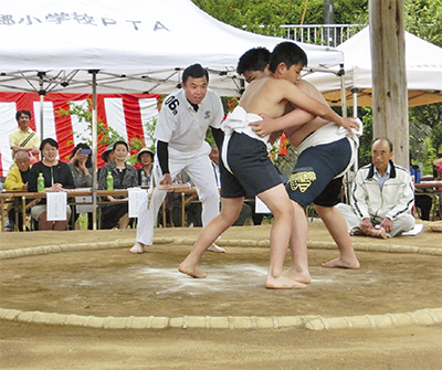 伝統の子ども相撲に喝采