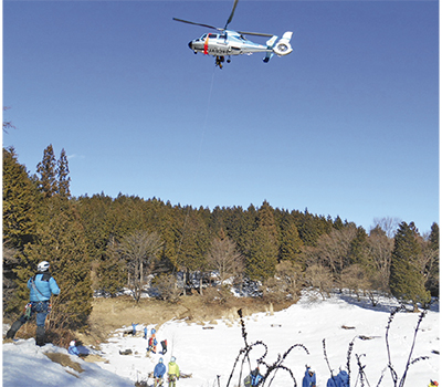 雪山でヘリ救助訓練