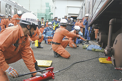 電車事故の救助訓練