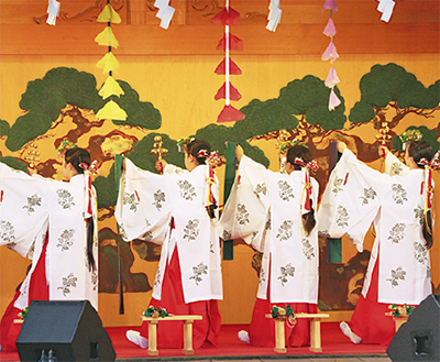 菅原神社で「浦安の舞」