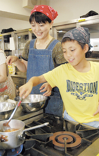 料理に挑戦する親子