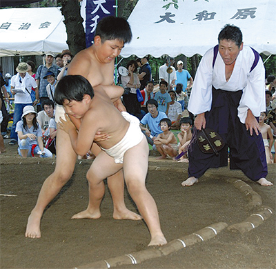 諏訪神社で子ども相撲