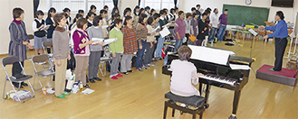 本番に向けて練習する団員と海西中の生徒