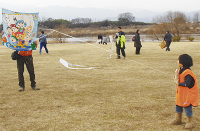 三川公園で凧揚げまつり