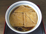 合格とかけて、油揚げが五角形のきつねそば