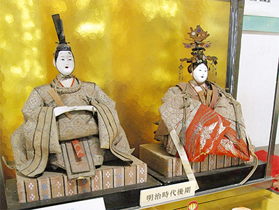 100年前の面影そのままに 市公民館で明治後期の内裏雛（だいりびな