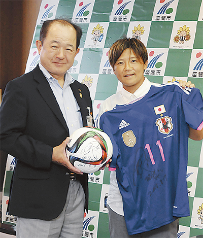 なでしこジャパン大野忍選手 故郷「座間」に凱旋 遠藤市長を表敬訪問