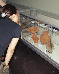 貴重な市内の発掘品が並ぶ
