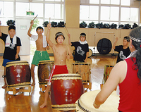 真剣な表情で和太鼓を練習する子どもたち