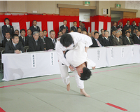 投げ技で相手の体勢を大きく崩す
