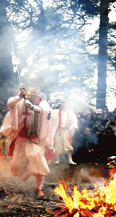 八菅神社で火渡り