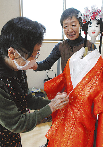 県博物館の人形を修繕