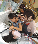 子どもが美容師体験