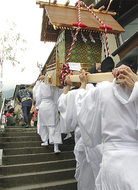 神輿が大山を登る
