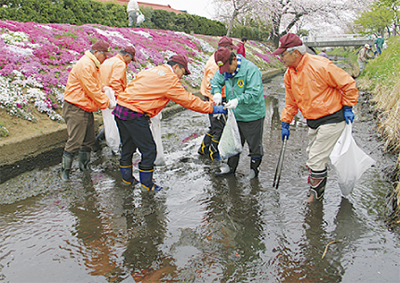 渋田川を清掃