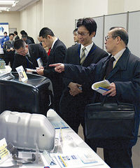 会場には県央から県内、都内や関東近県からも同業他社の関係者が足を運ぶ