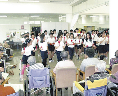 高齢者にソーラン披露 児童が福祉施設訪問 横須賀 タウンニュース