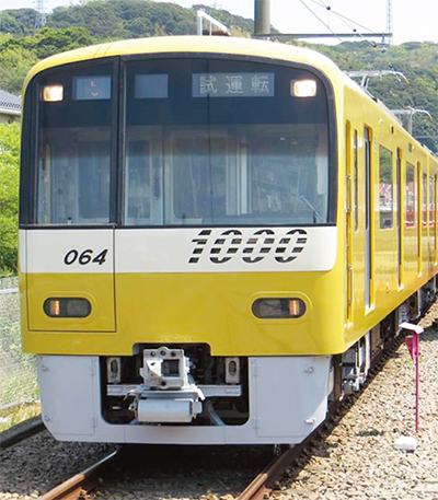 幸せ運ぶ黄色い電車