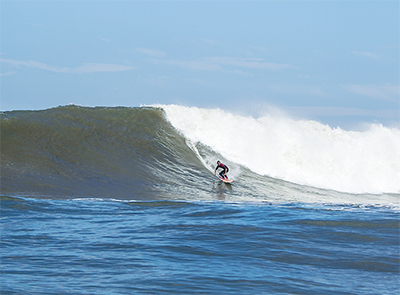 葉山でサーフィン大会 あの大波を待って 15人の招待選手で競う  