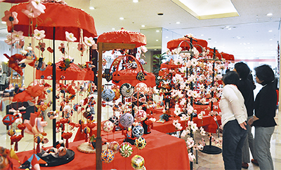 メルキュール横須賀 傘福つるし飾り 女性グループの手作り5千個