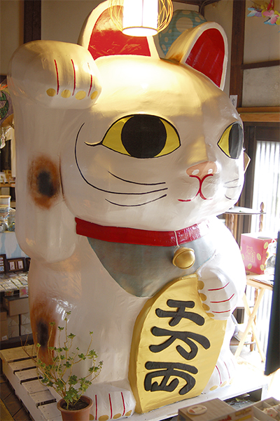 特大招き猫がお出迎え | 逗子・葉山 | タウンニュース