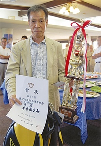 優勝賞品を手にした安斎さん