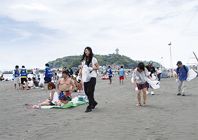留学生が東浜で清掃活動