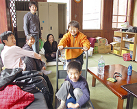 大学生がスタッフ。近い距離感が、てらこやの独自スタイル