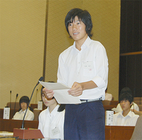緊張しながらもしっかりと発言