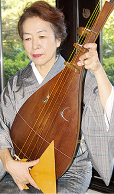 琵琶を弾く麗人 琵琶を弾く麗人