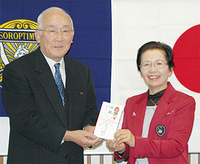 賞を受け取る吉田さん（左）